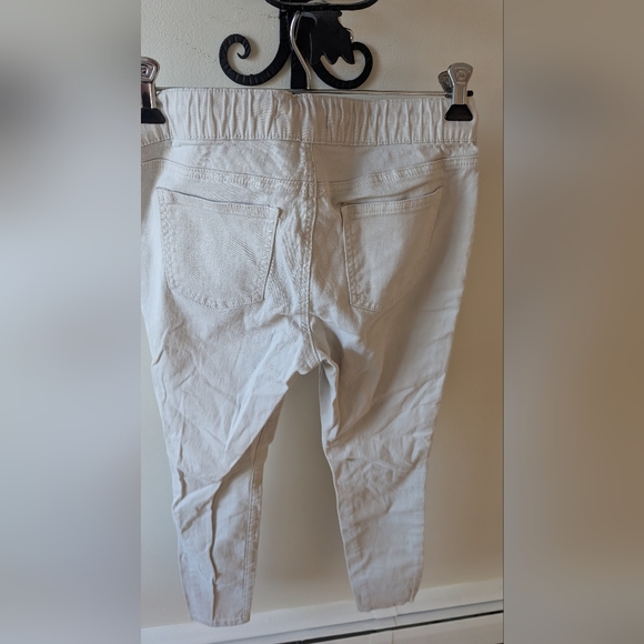 Satin Doll off white drawstring skinny pants. Size 4 - Picture 10 of 11
